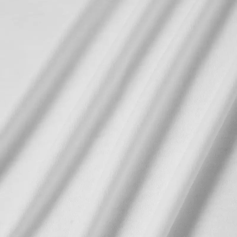 Maglietta bianca con stampa divertente di gatto, perfetta per look casual estivo da donna.