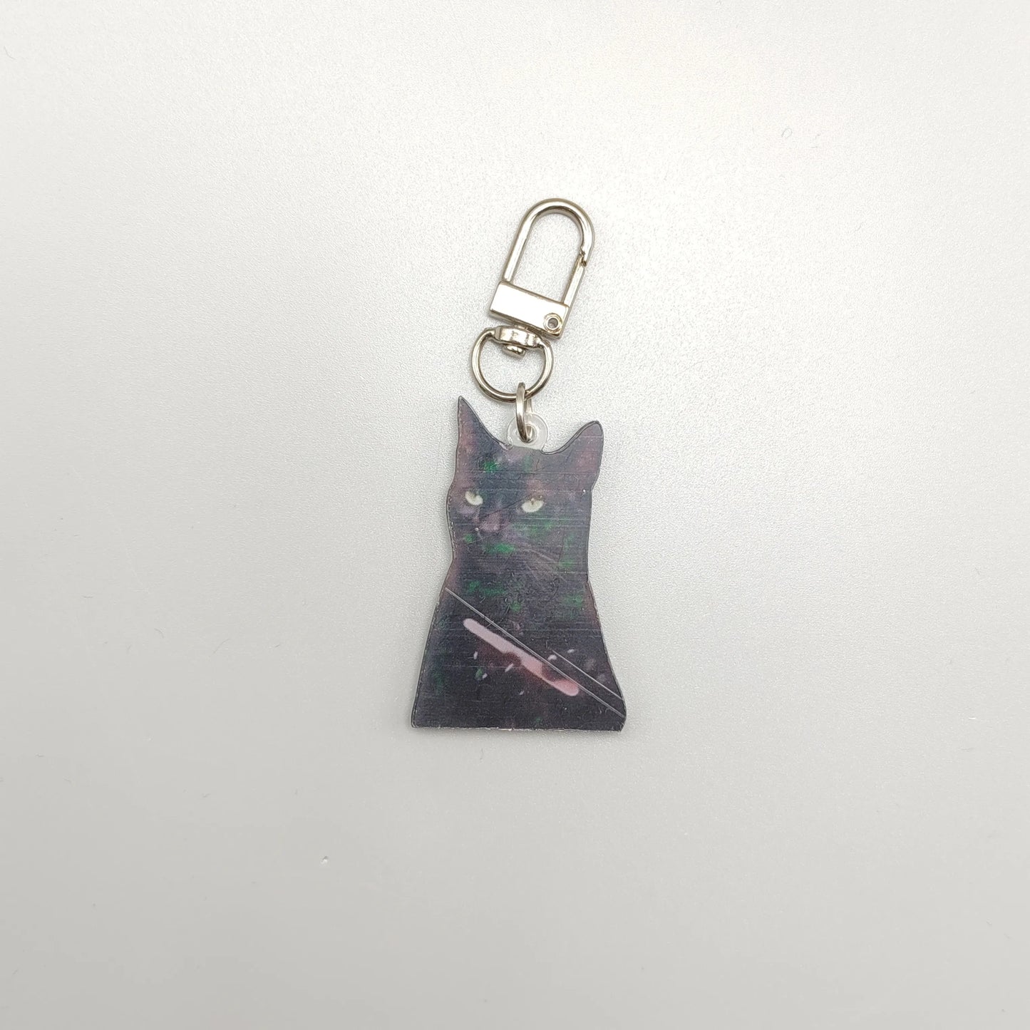 Portachiavi acrilico con Meme del Gattino che si affila le unghie, perfetto per chiavi e borse. Un accessorio divertente per gli amanti dei meme e dei gatti.