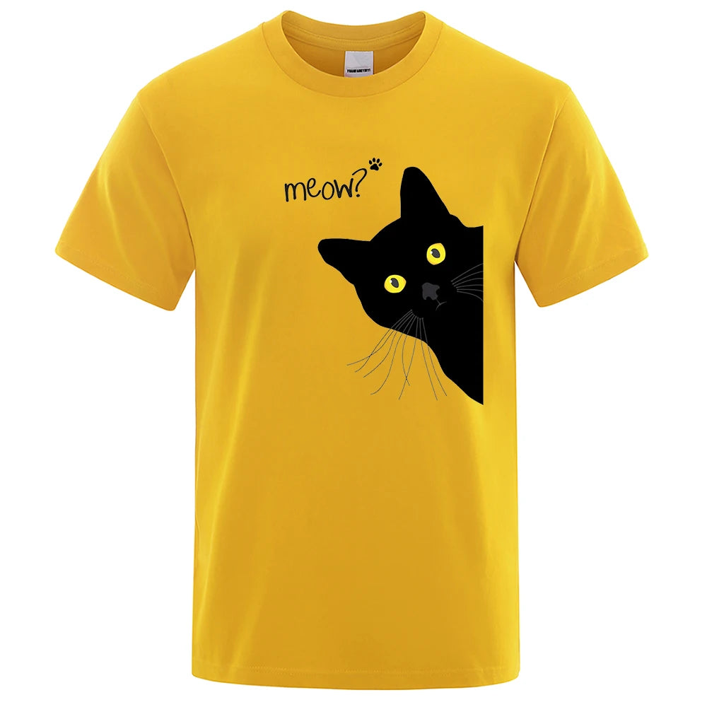 Gatto nero che sbuca da una maglietta gialla con la scritta "Meow?" stampata, perfetta per streetwear casual estivo da uomo.