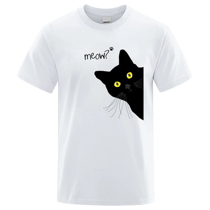 Gatto nero che sbuca da una maglietta gialla con la scritta "Meow?" stampata, perfetta per streetwear casual estivo da uomo.