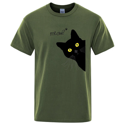 Gatto nero che sbuca da una maglietta gialla con la scritta "Meow?" stampata, perfetta per streetwear casual estivo da uomo.