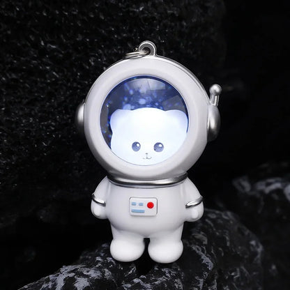 Portachiavi luminoso astronauta con orsetto o gattino kawaii, perfetto per chiavi e borse. Un accessorio che si illumina al buio, ideale per gli amanti dello spazio e del kawaii.