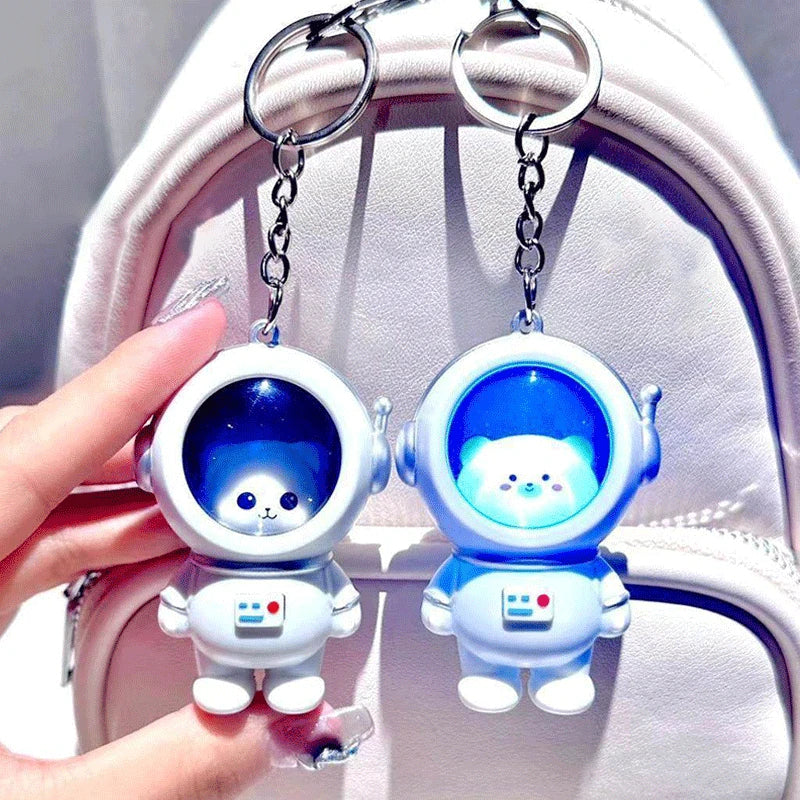 Portachiavi luminoso astronauta con orsetto o gattino kawaii, perfetto per chiavi e borse. Un accessorio che si illumina al buio, ideale per gli amanti dello spazio e del kawaii.