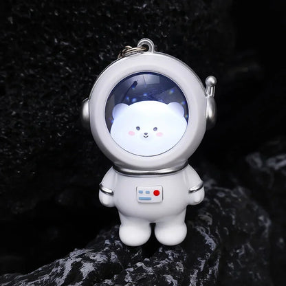 Portachiavi luminoso astronauta con orsetto o gattino kawaii, perfetto per chiavi e borse. Un accessorio che si illumina al buio, ideale per gli amanti dello spazio e del kawaii.