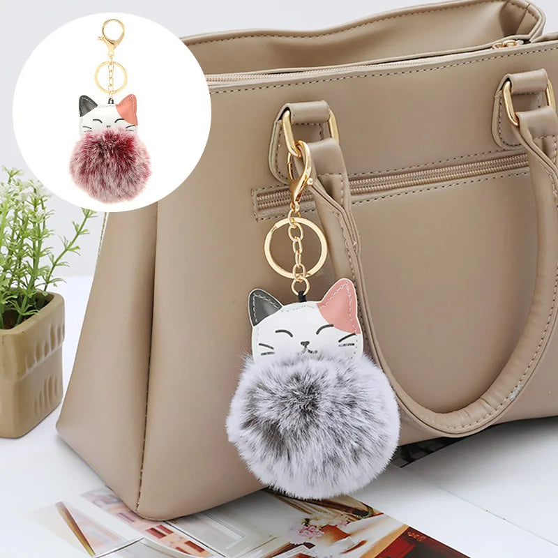 Portachiavi con pompom morbido in pelliccia sintetica e design a forma di gatto, perfetto per accessori e chiavi.